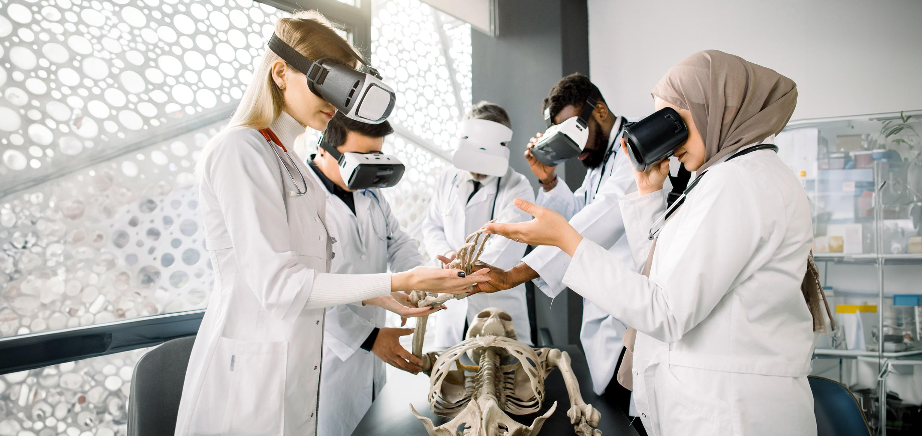 de_healthtech_virtual-reality_medizinische-ausbildung_00_hero-min